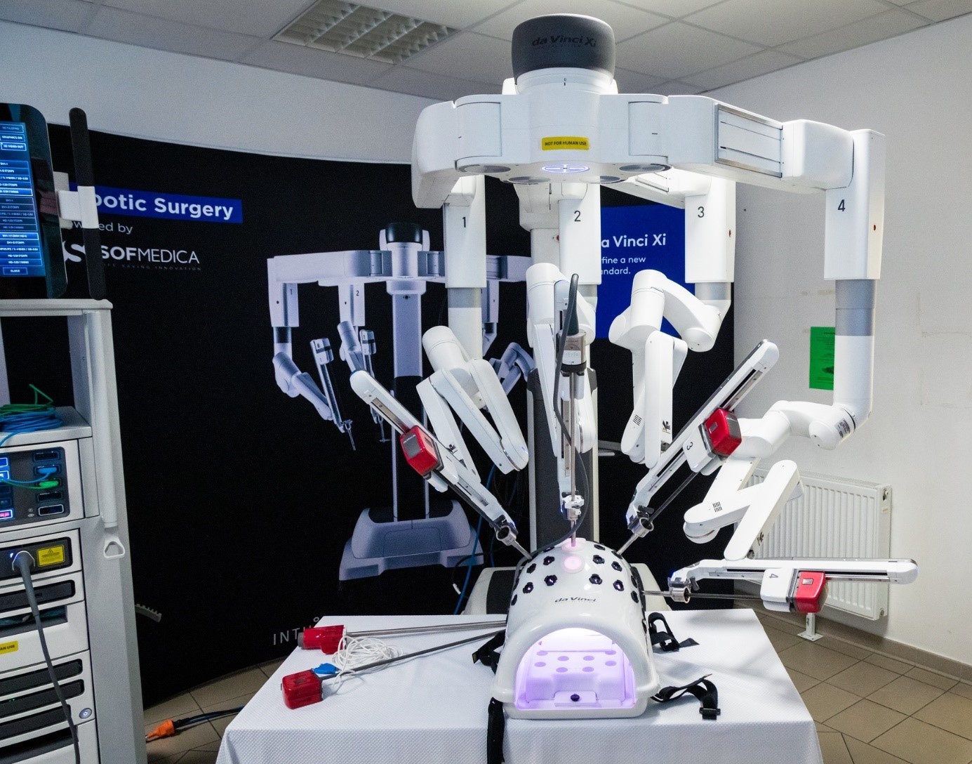 experts-from-the-petz-hospital-in-gyor-and-szechenyi-university-presented-the-surgical-robot (2).jpg